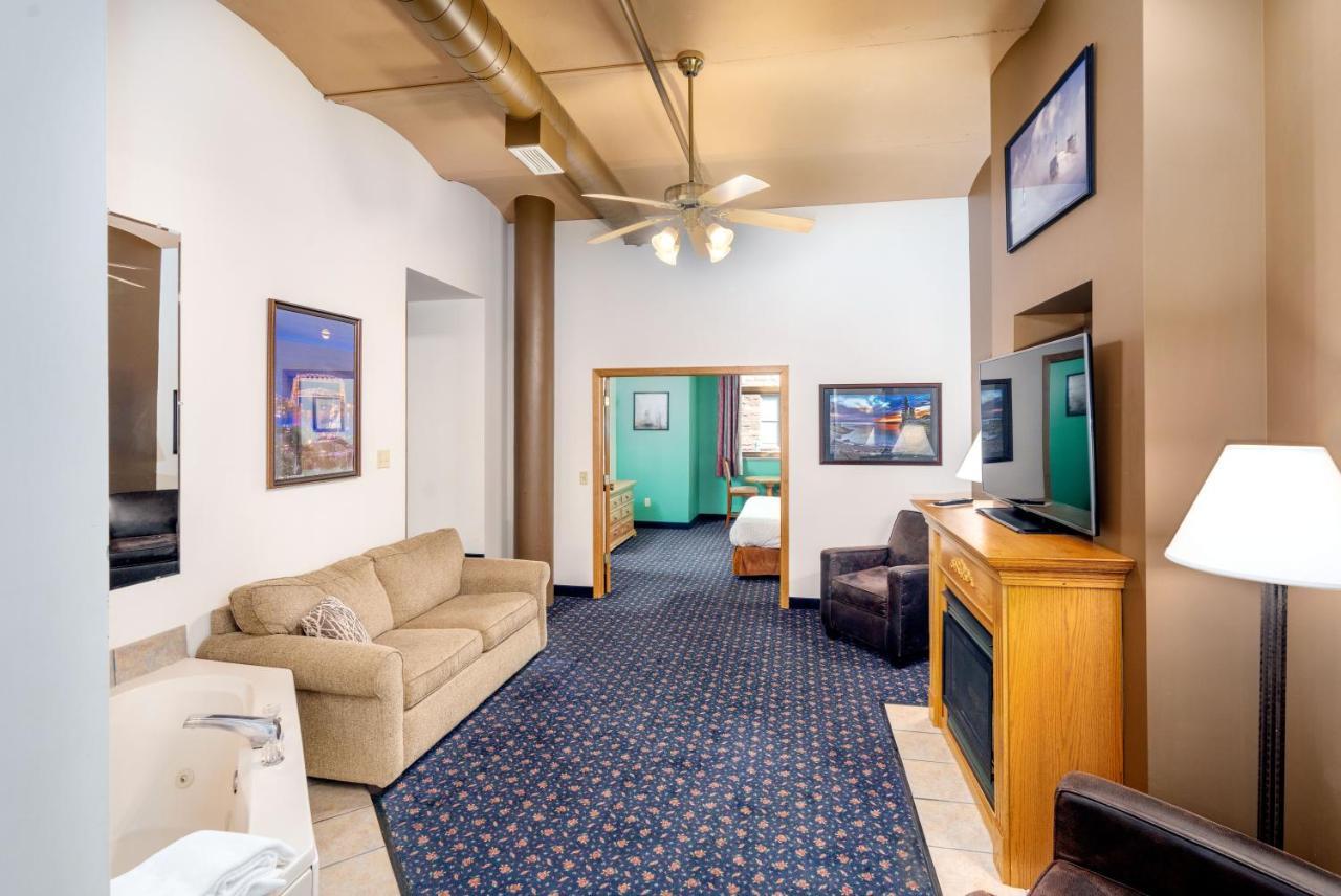 The Suites Hotel At Waterfront Plaza Duluth Exterior photo
