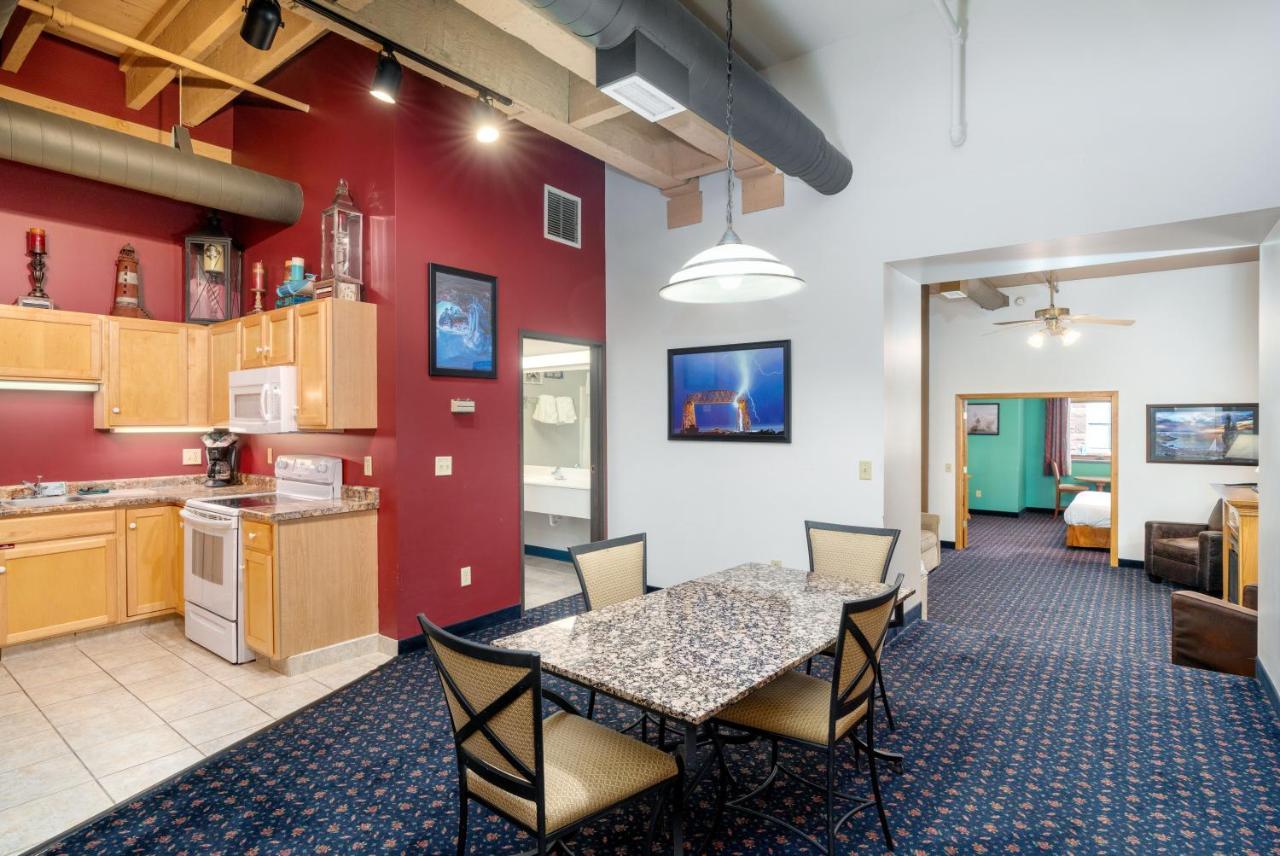 The Suites Hotel At Waterfront Plaza Duluth Exterior photo
