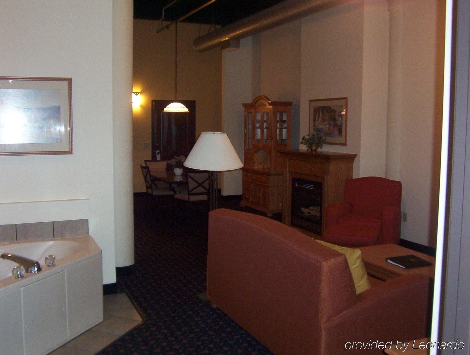 The Suites Hotel At Waterfront Plaza Duluth Room photo