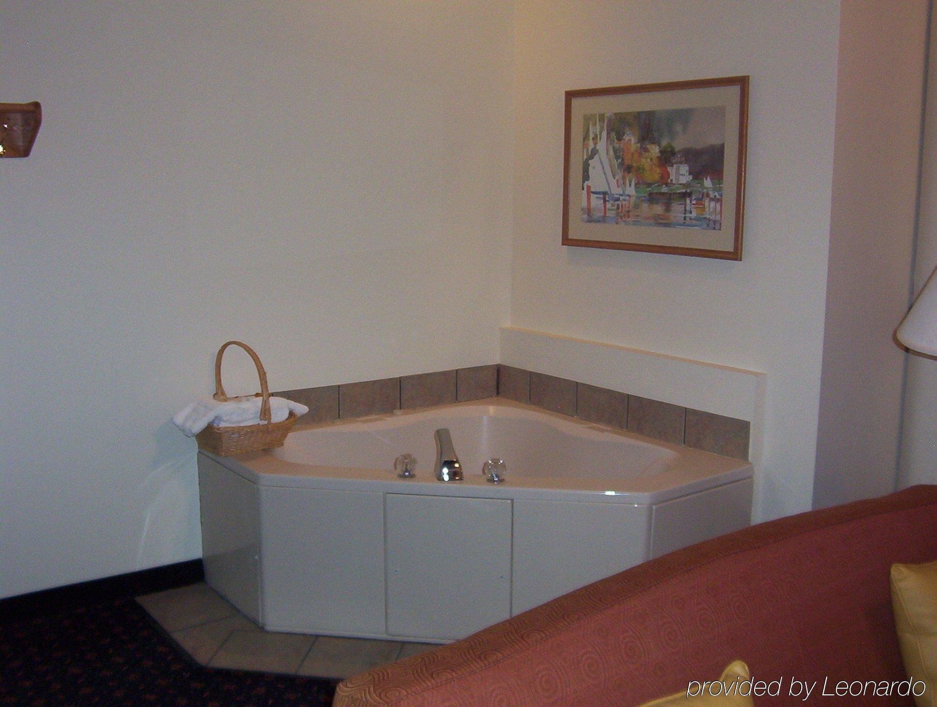 The Suites Hotel At Waterfront Plaza Duluth Room photo