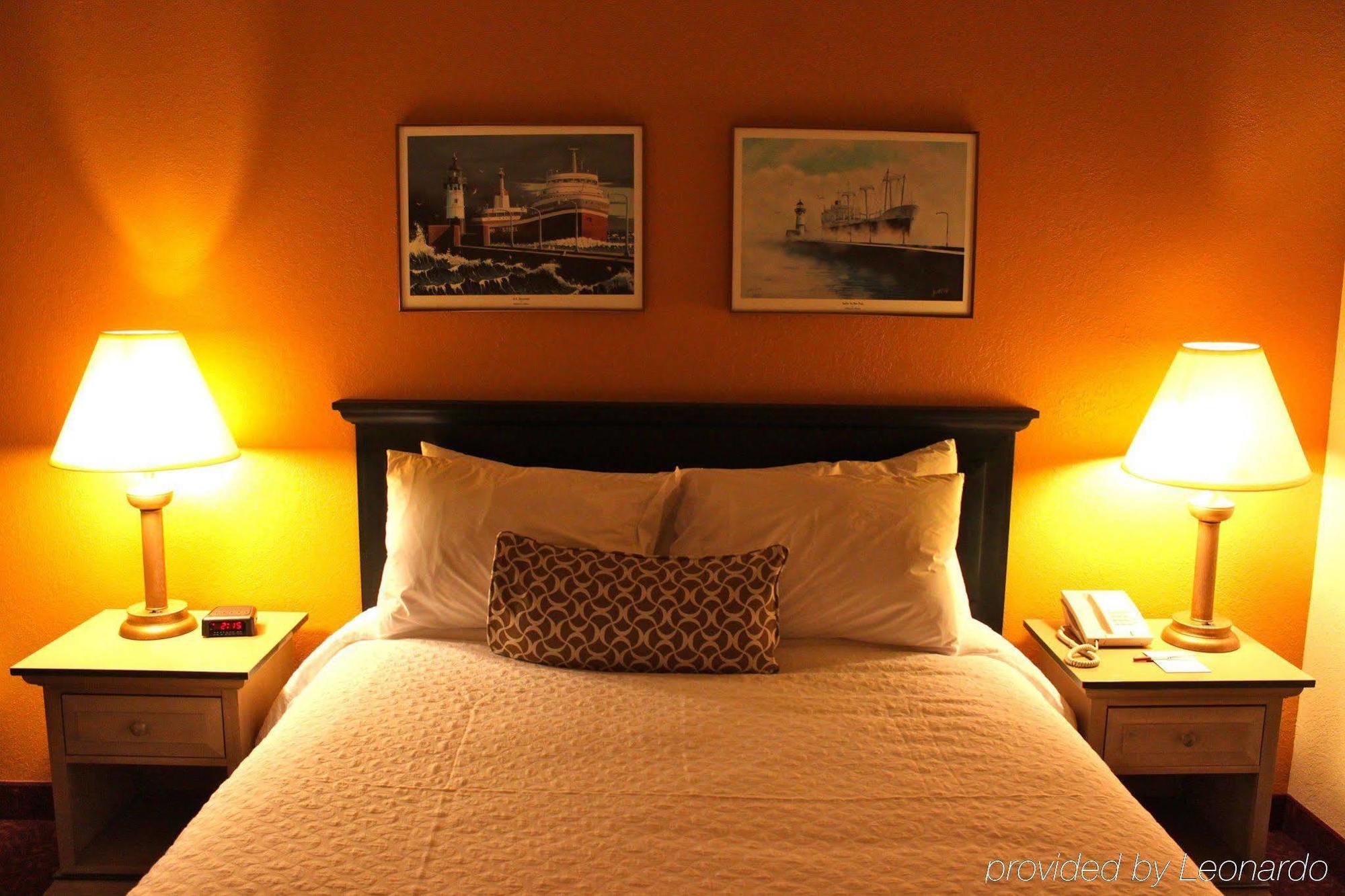 The Suites Hotel At Waterfront Plaza Duluth Room photo