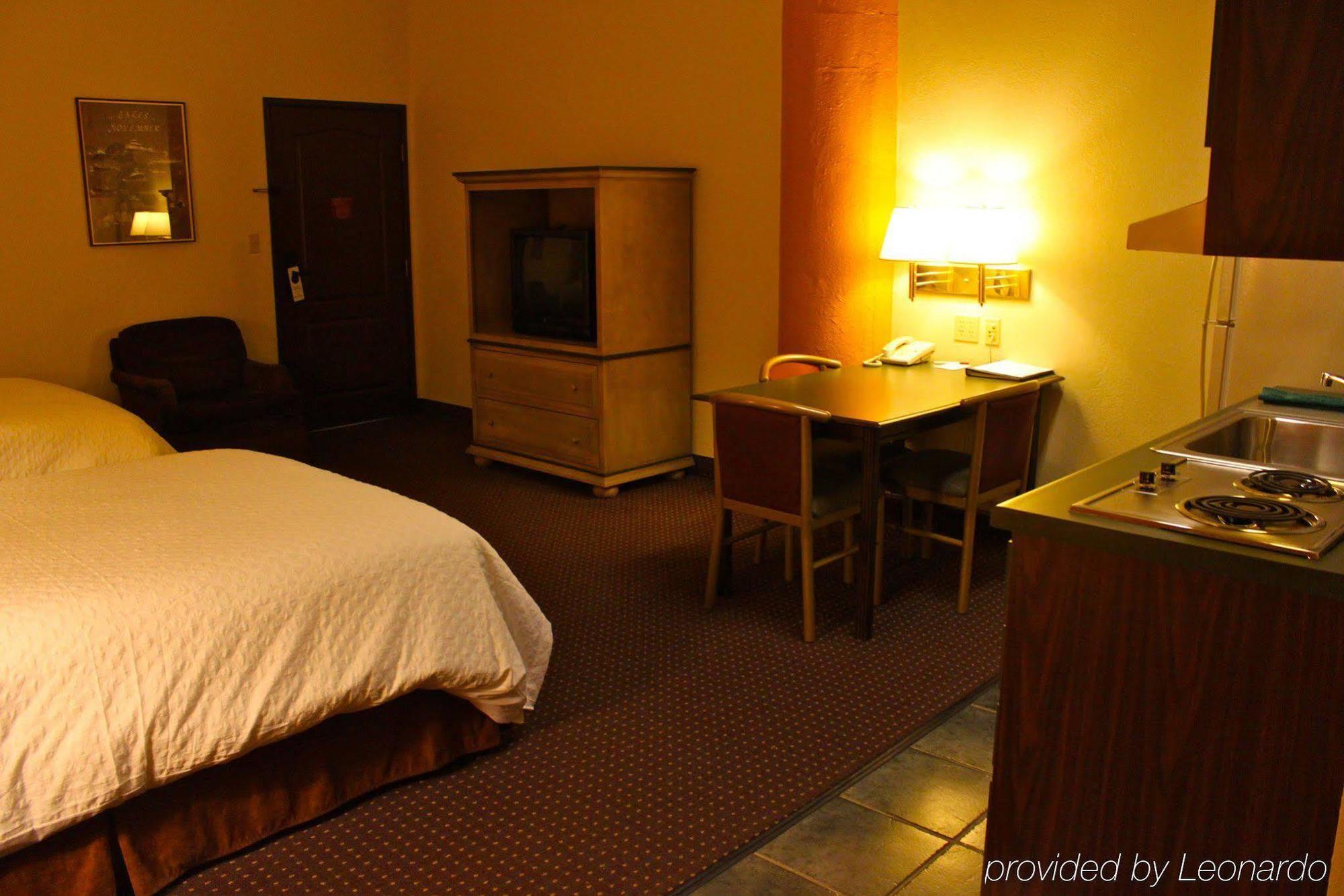 The Suites Hotel At Waterfront Plaza Duluth Room photo