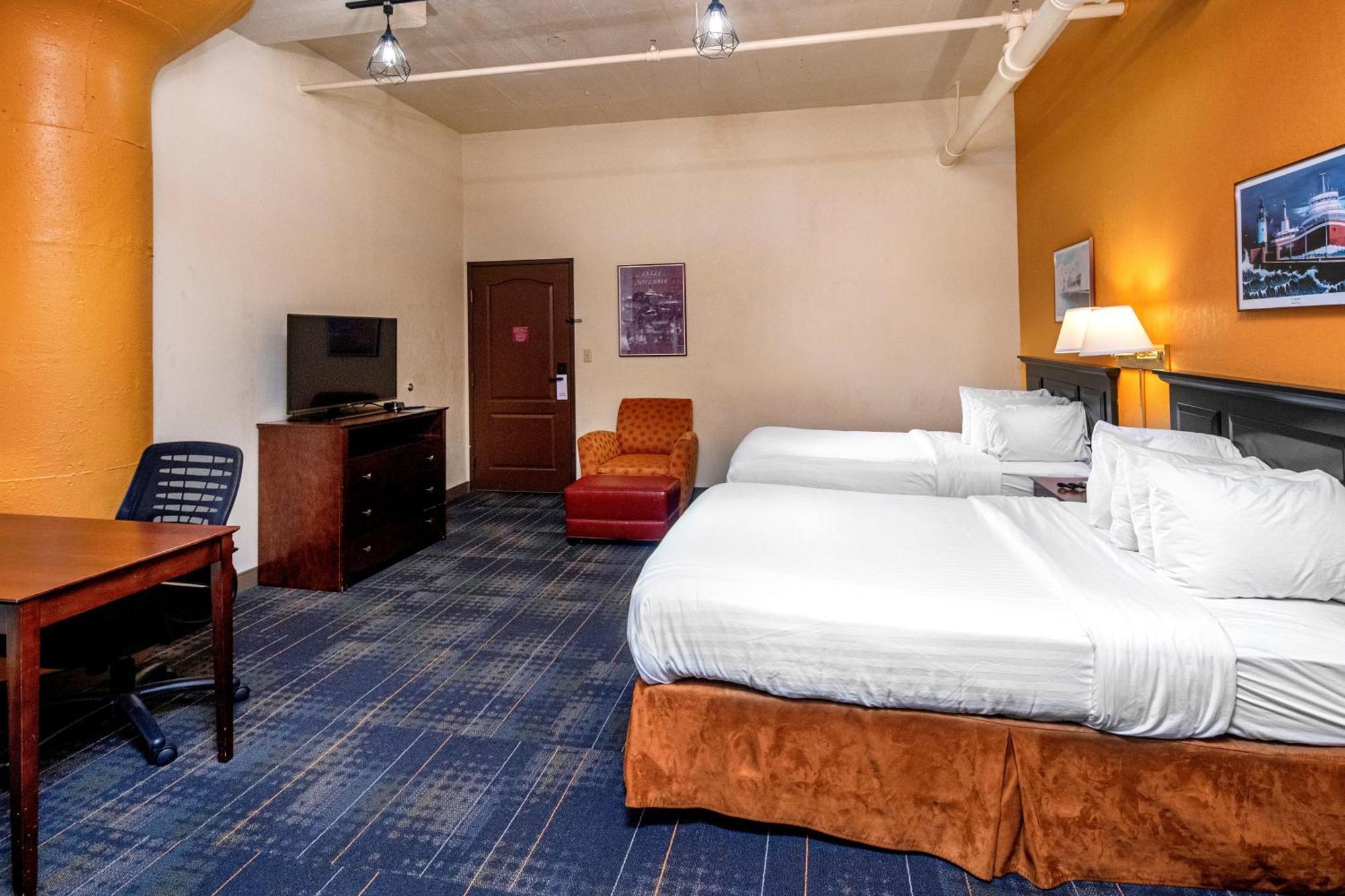 The Suites Hotel At Waterfront Plaza Duluth Exterior photo