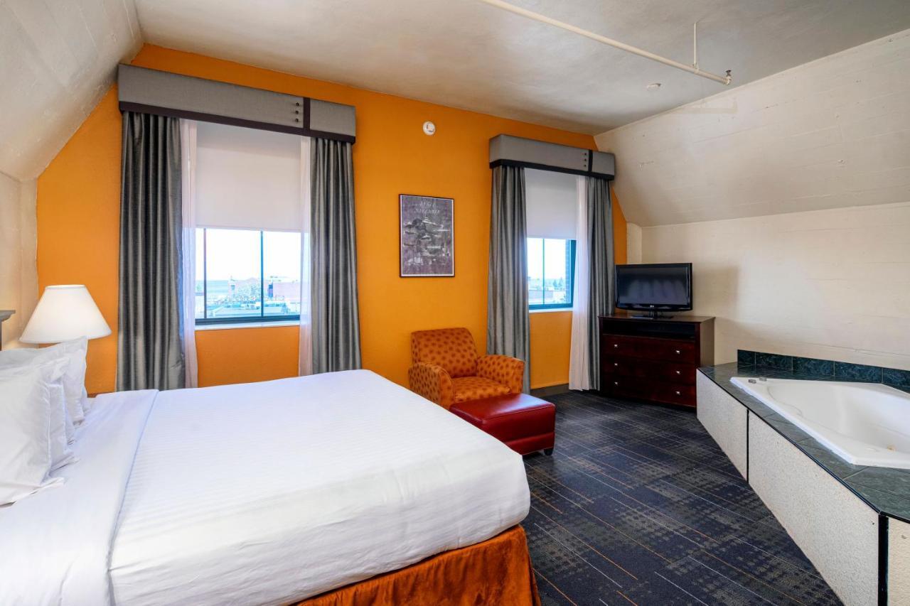The Suites Hotel At Waterfront Plaza Duluth Exterior photo