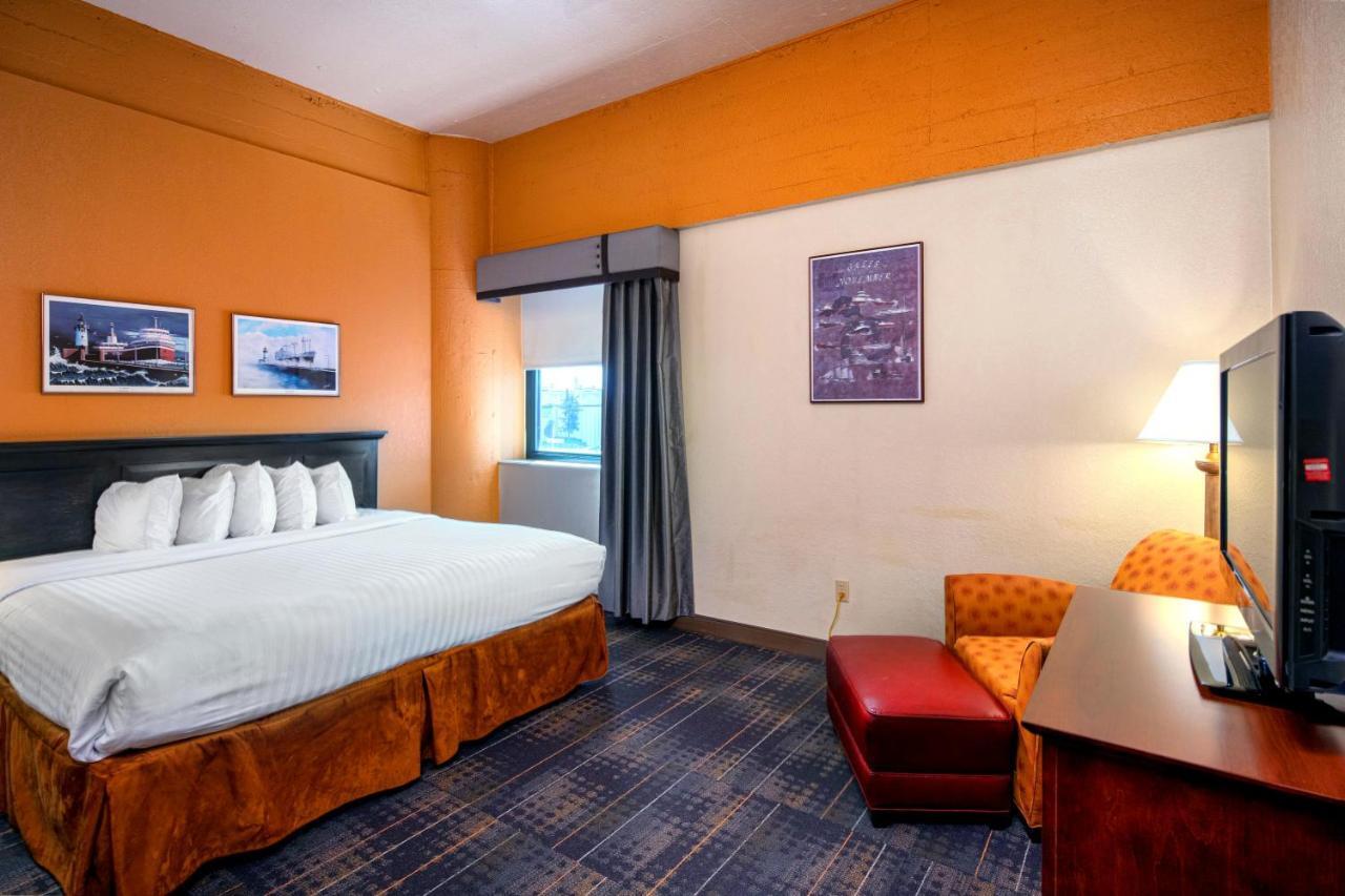 The Suites Hotel At Waterfront Plaza Duluth Exterior photo