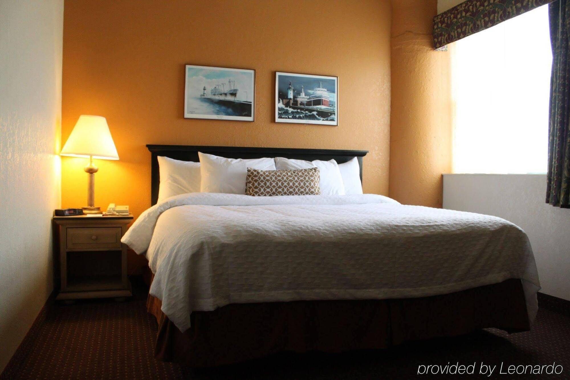 The Suites Hotel At Waterfront Plaza Duluth Exterior photo