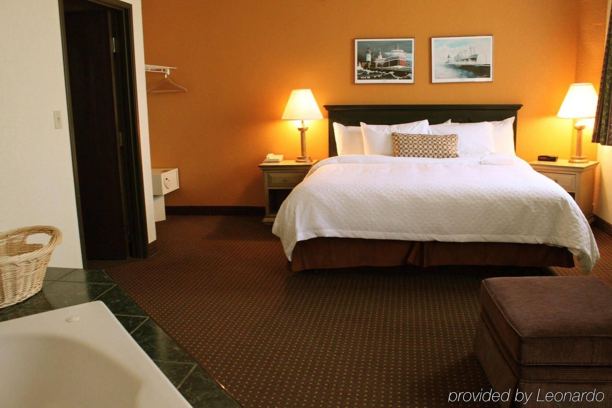The Suites Hotel At Waterfront Plaza Duluth Exterior photo
